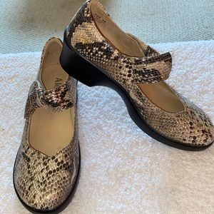 NWOB Algeria Mary Jane 39/9 Snake Look Leather